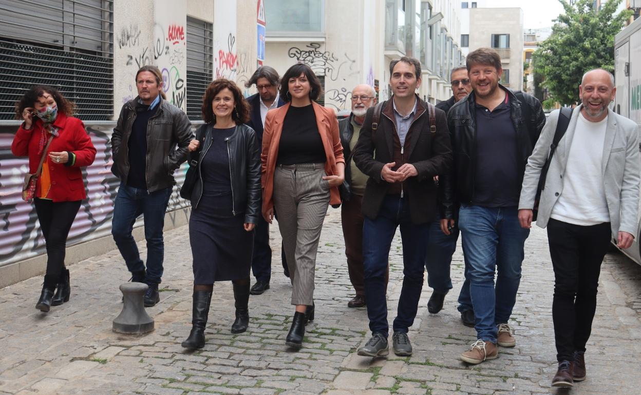 Los participantes en la reunión difundieron esta foto en la que aparecen Pilar Távora, Tasio Oliver (Más País), Esperanza Gómez (Más País), Mar González (Equo), Toni Valero (IU), Nico Sguiglia (Podemos), Ernesto Alba (Partido Comunista de Andalucía). Detrás, Francisco Sierra, Sebastián Martín Recio y José Antonio Jiménez (Iniciativa del Pueblo Andaluz).