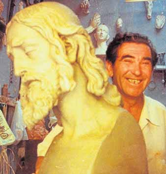 1981. Francisco Buiza, al fondo, con el busto del Cristo durante el proceso de realización de la imagen. 