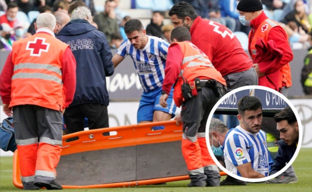 Momento del partido Málaga-Huesca en el que Jairo debe ser sustituido por lesión.