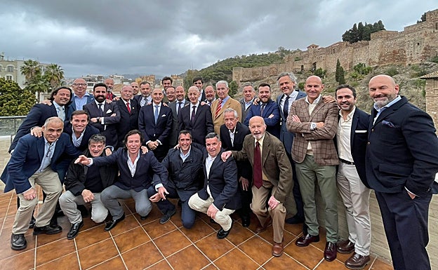 Marvizón, junto a Juan Carlos Fernández y parte del grupo de amigos que le encargó la marcha 'Soledad'. 