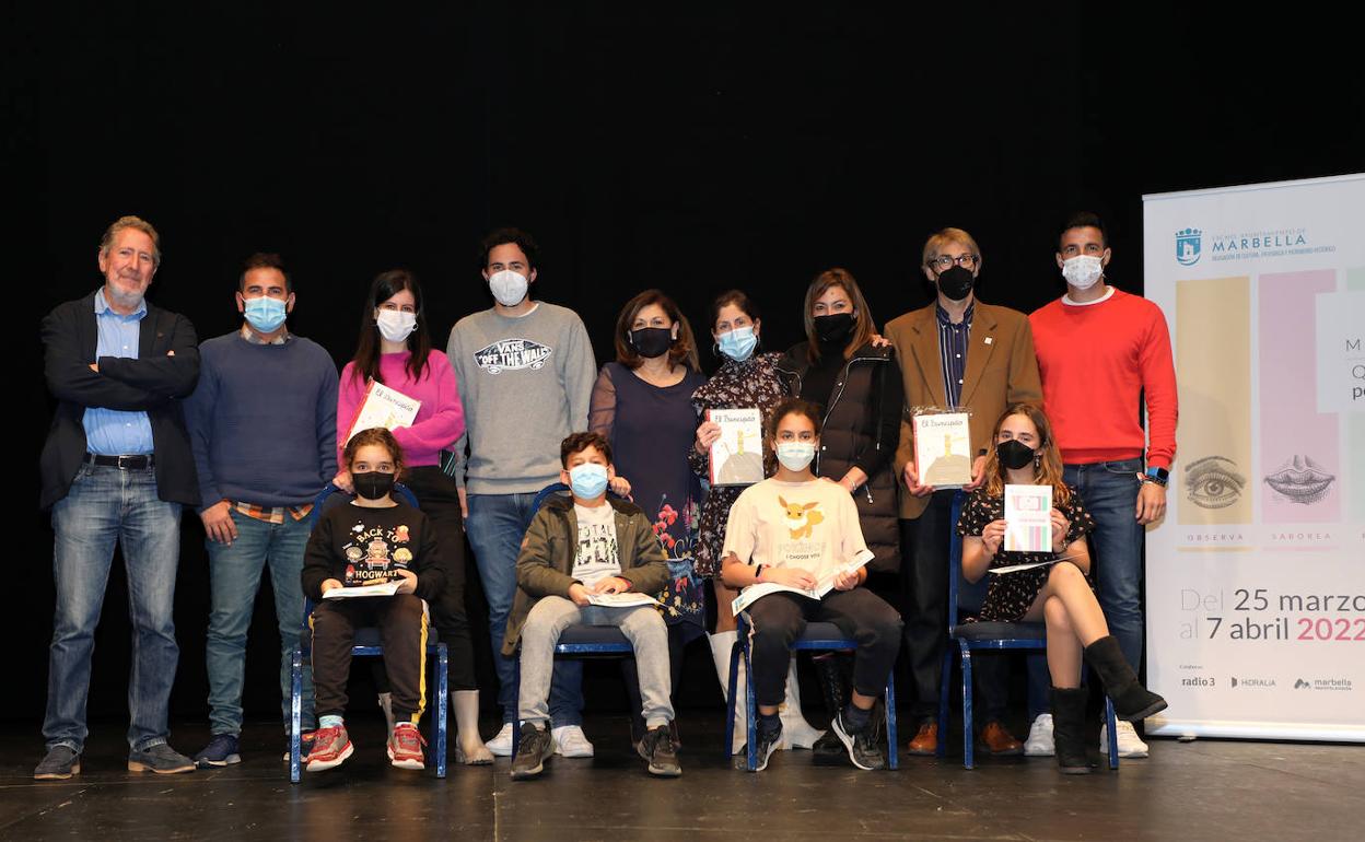 Foto de familia de la entrega de premios del I Premio de Poesía Escolar del Festival Marpoética. 