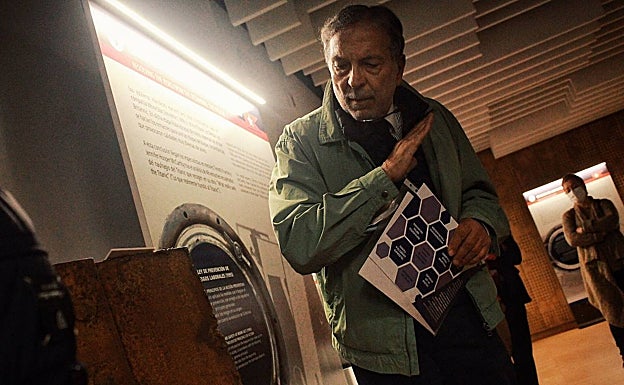 Millán, mientras explica una de las zonas del choque del barco. 