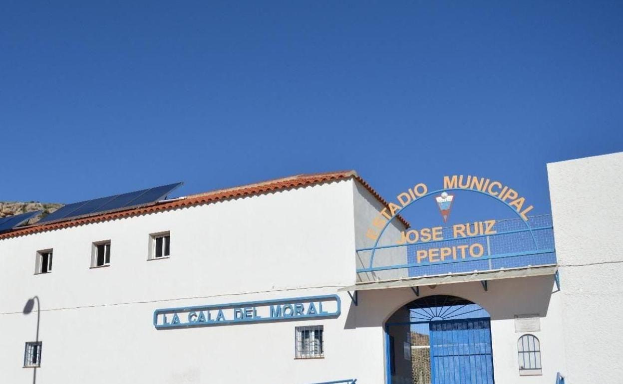 Accedo al campo de fútbol de La Cala del Moral. 