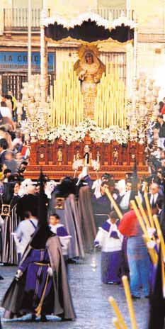 1982. La cofradía aprueba encargar un trono de estilo gótico para la Virgen.