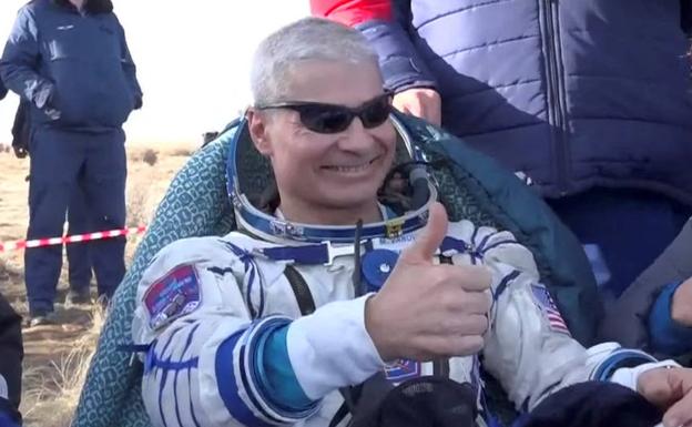 Mark Vande Hei recién extraído del módulo de entrada de la Soyuz MS-19. 