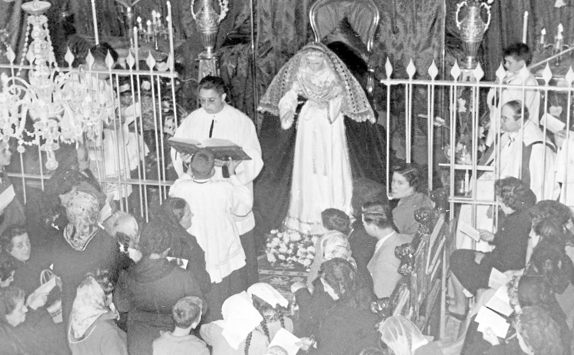 1958. Acto de imposición de una ráfaga de plata a la imagen de la Virgen del Monte Calvario. 