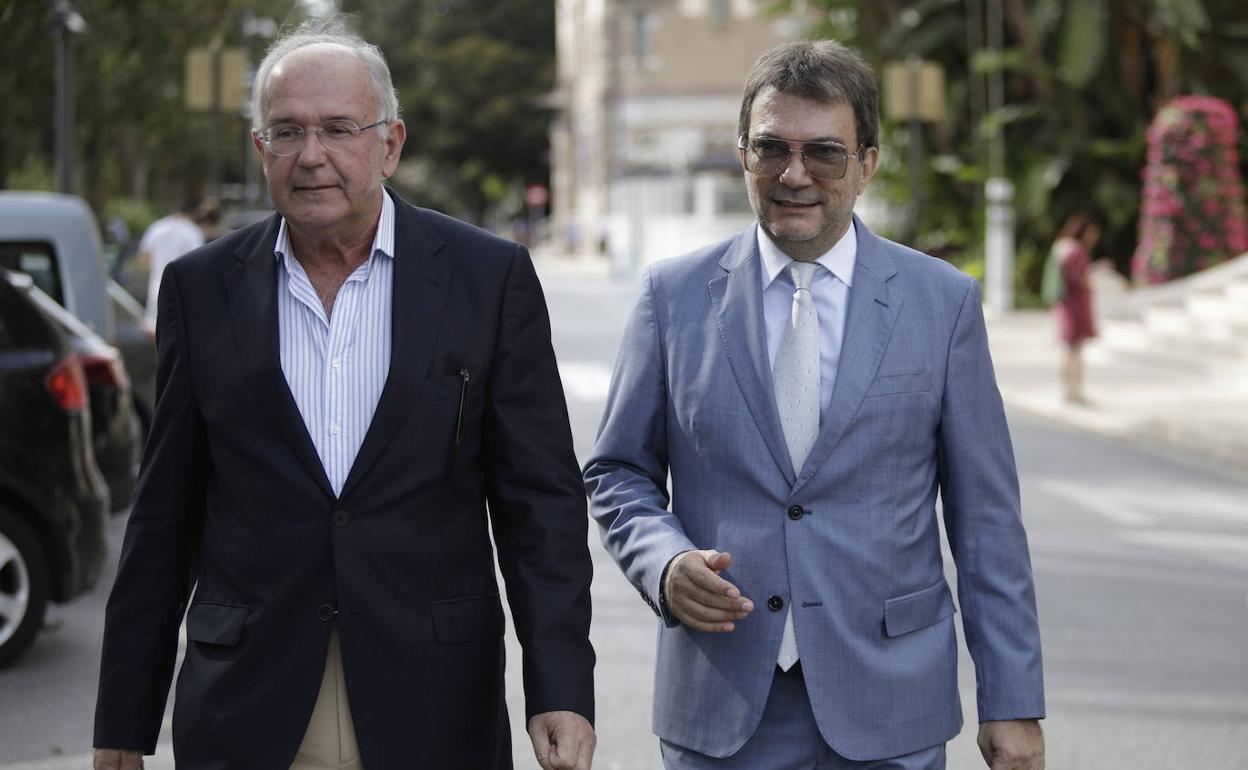 El abogado José Carlos Aguilera y presidente de BlueBay, Jamal Satli. 