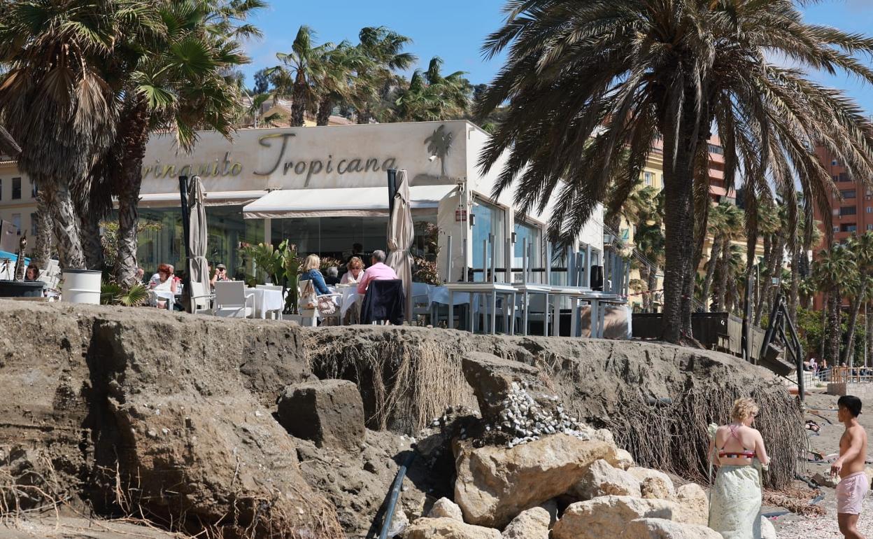 Imagen de los daños en la playa de La Malagueta. 