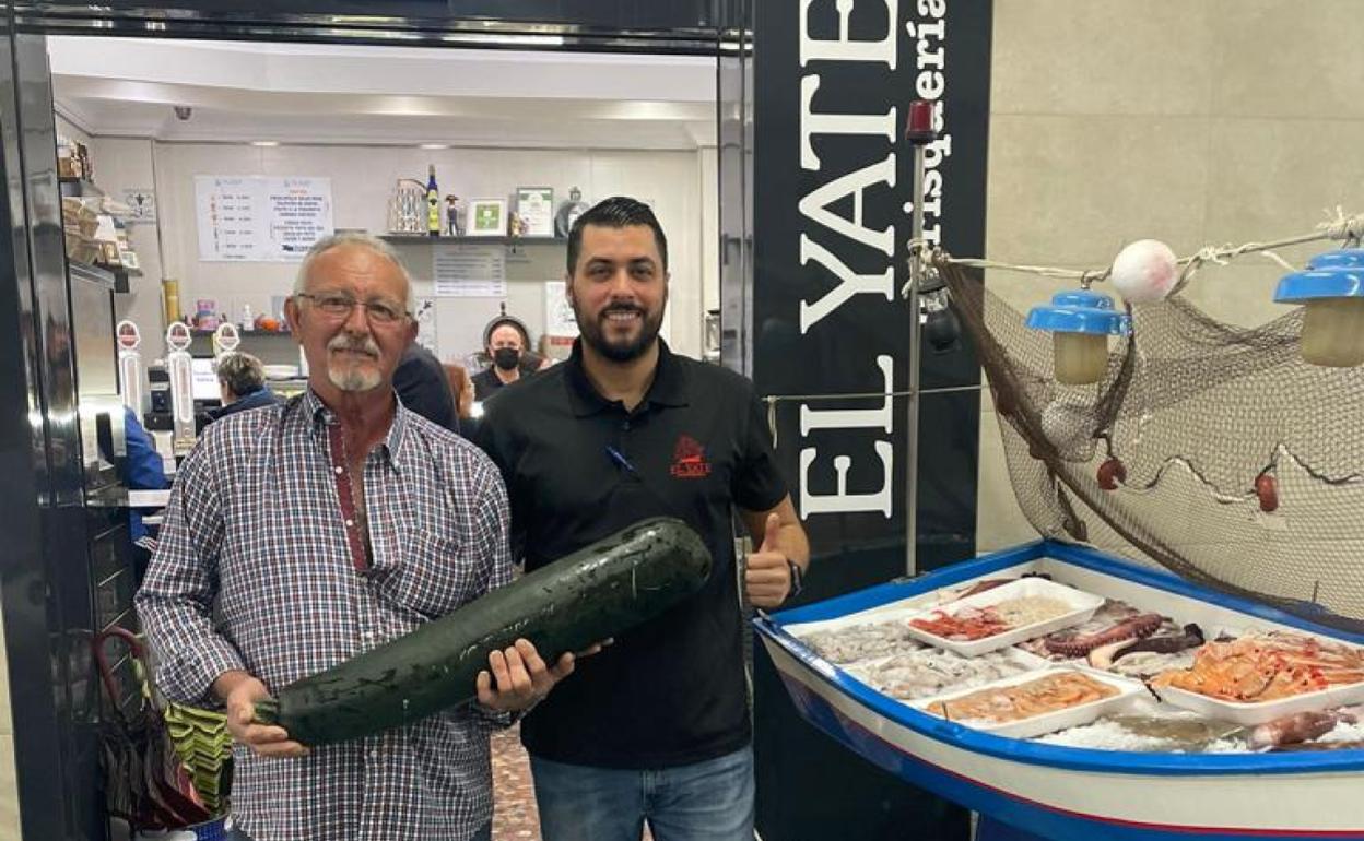 Antonio Ávila y Adrián Martín, con la hortaliza en el restaurante El Yate de Torre del Mar. 