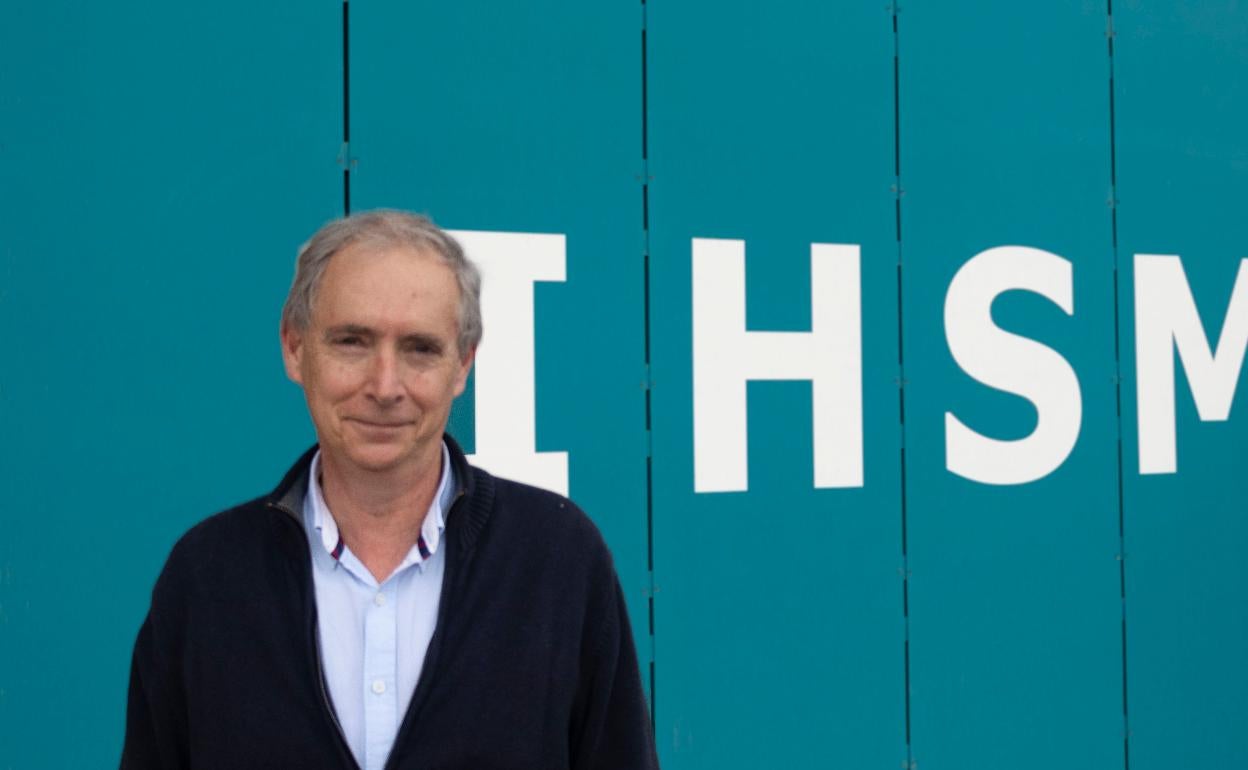 El nuevo director del IHSM La Mayora UMA-CSIC, Eduardo Rodríguez Bejarano, a las puertas de la sede del Campus de Teatinos. 