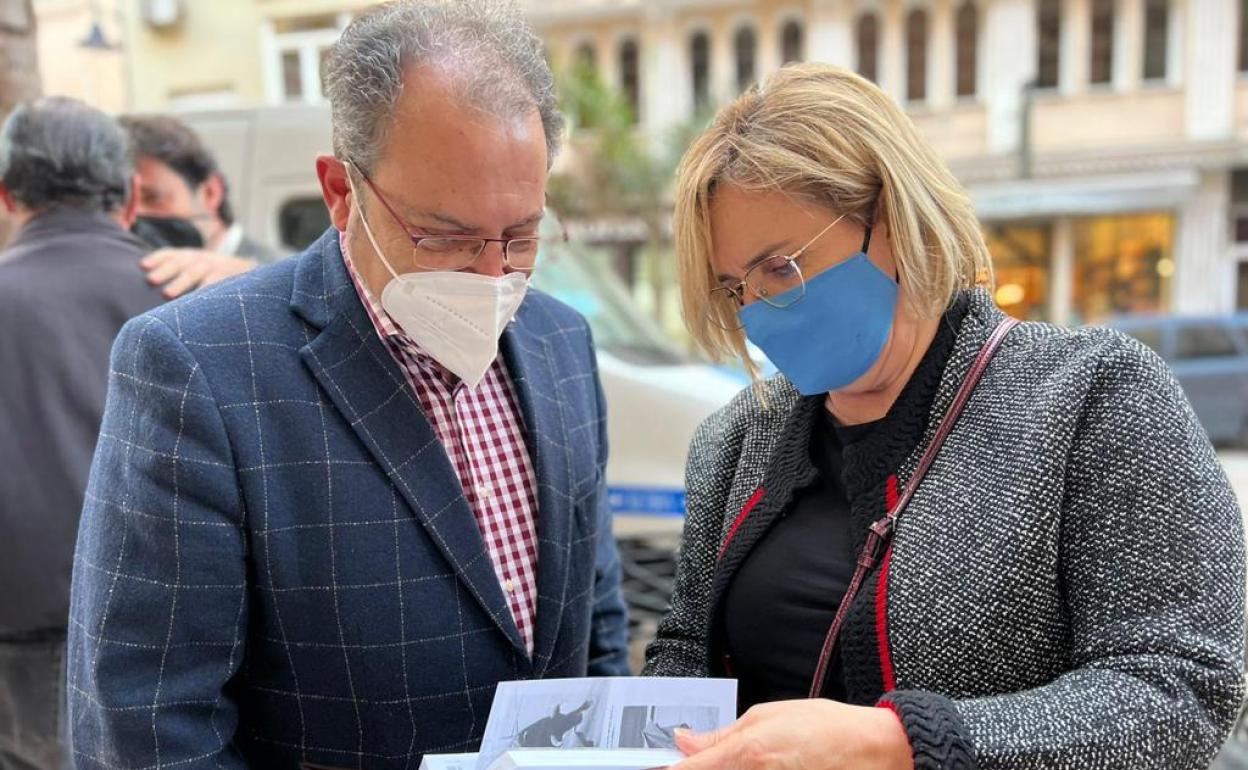 Aguado, a la izquierda, muestra el libro a Mula.