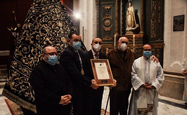 Miembros del taller de Juan Rosén, con el hermano mayor de Viñeros, José Manuel Díaz, y el párroco de los Santos Mártires, Felipe Reina. 