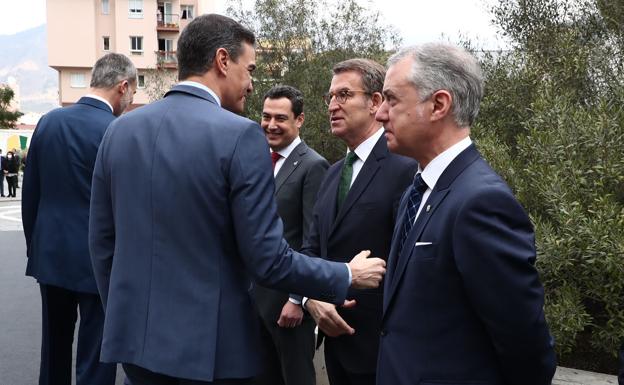 Pedro Sánchez saluda a Nuñez Feijóo durante la Conferencia de Presidentes celebrada en La Palma.