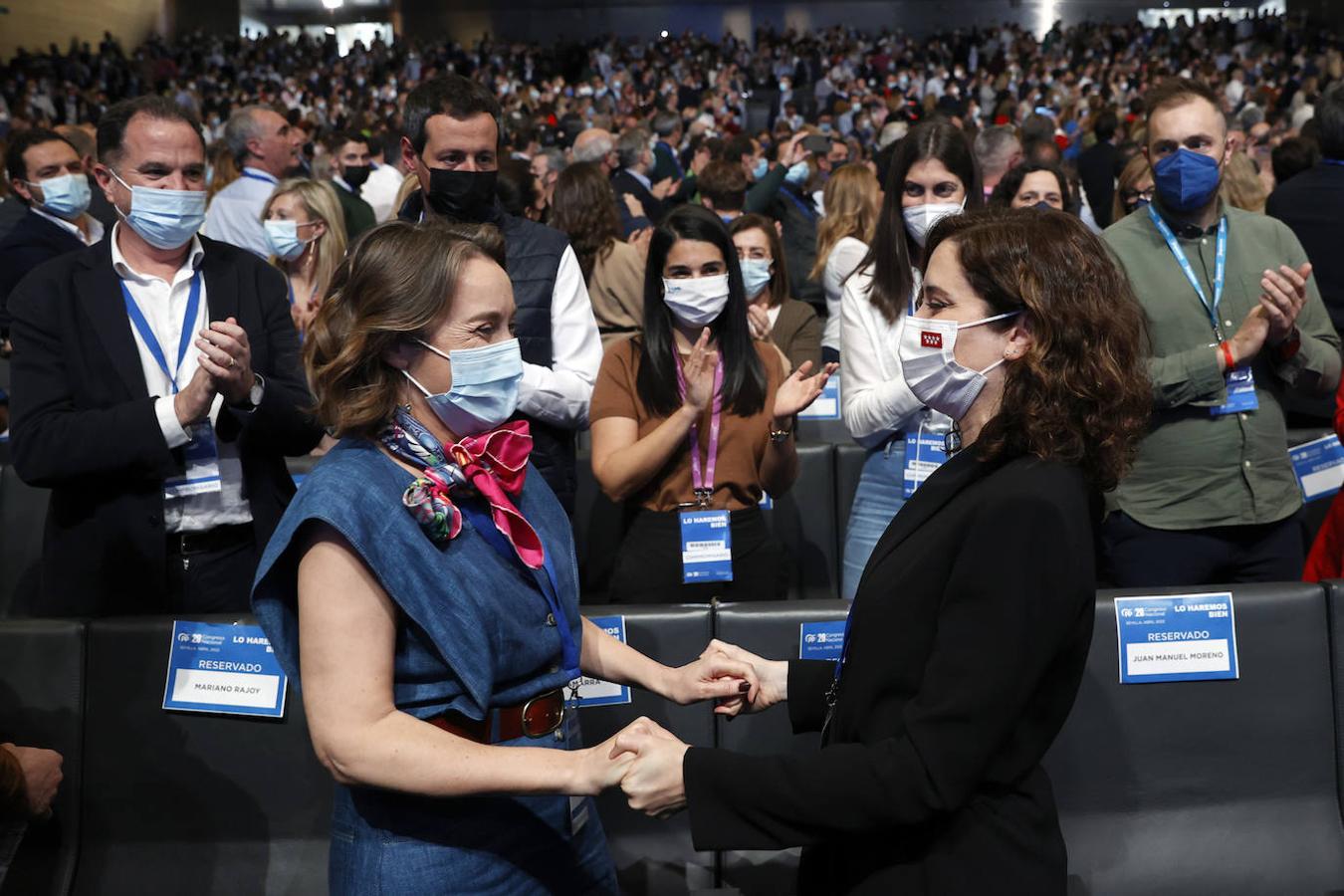 La presidenta de la Comunidad de Madrid, Isabel Díaz Ayuso, saluda a la portavoz del PP en el Congreso de los Diputados, Cuca Gamarra.