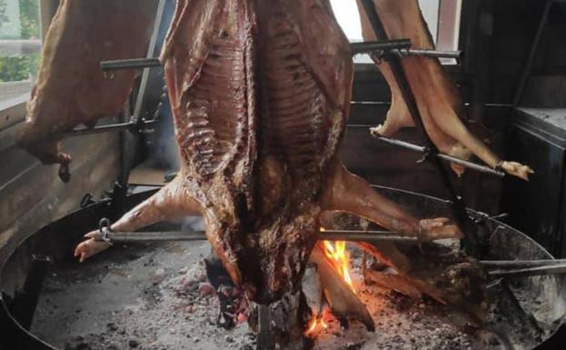 Asado en cruz de la Venta El Curro.