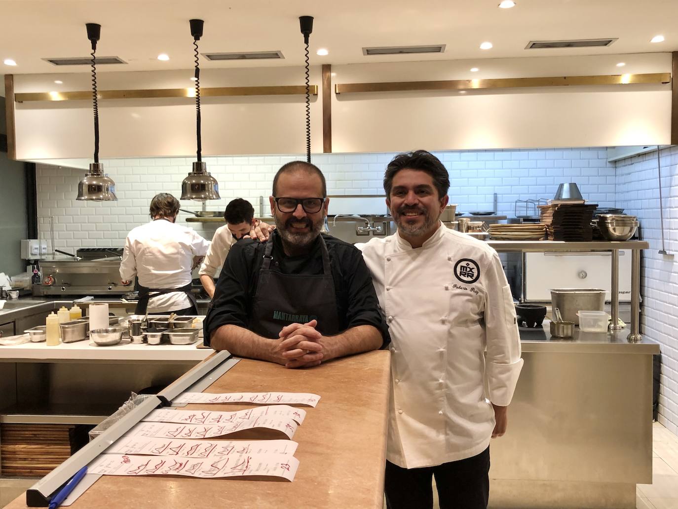 Diego Becerra y Roberto Ruiz, en la cocina de Mantarraya MX.