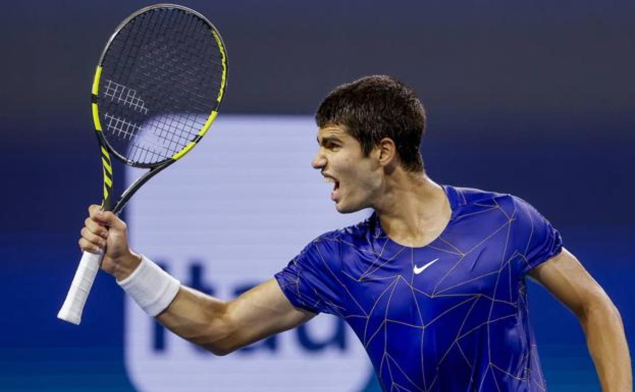 Carlos Alcaraz celebra la victoria ante Hubert Hurkacz en la semifinal del Masters 1.000 de Miami.