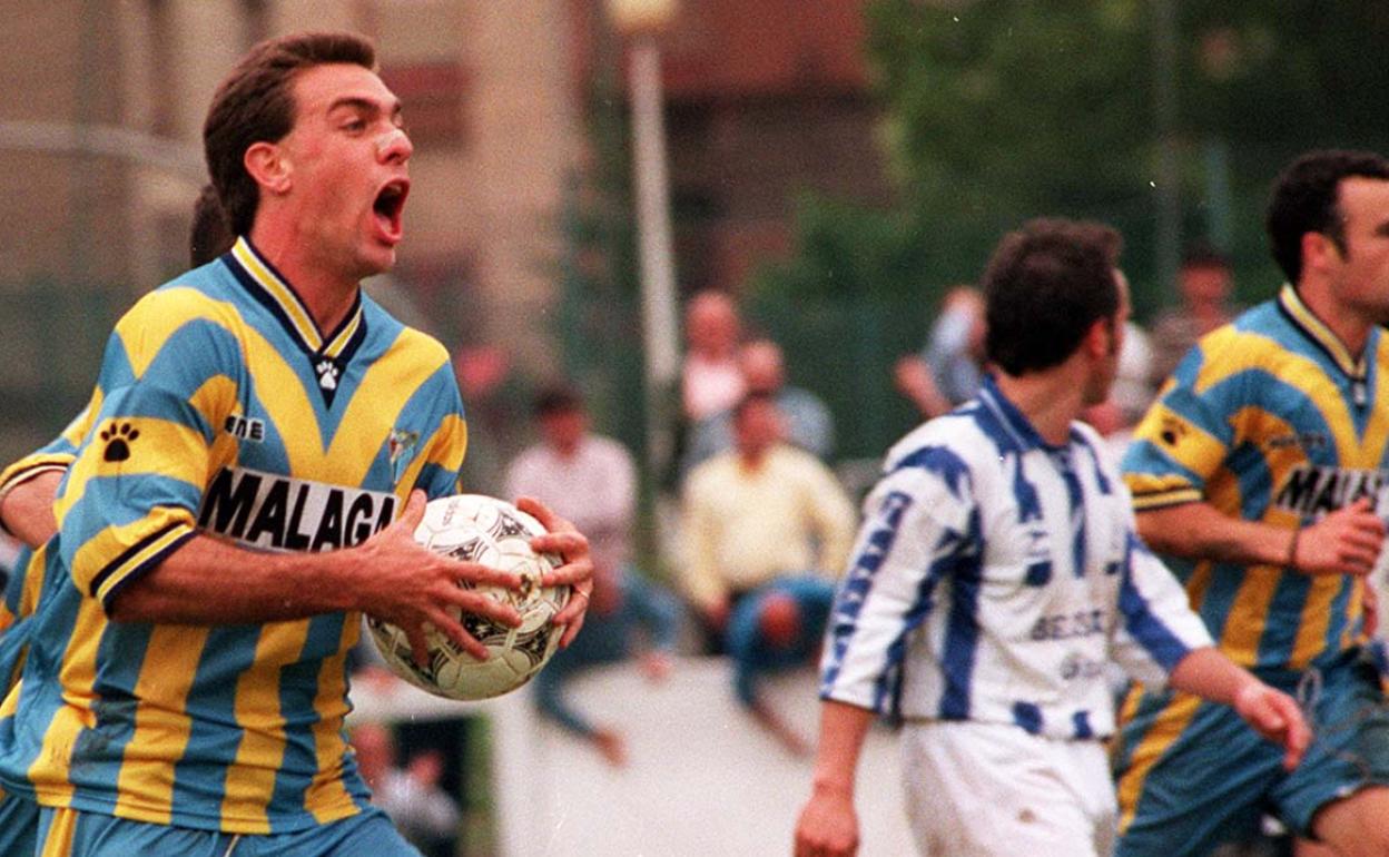 Pablo Guede celebra un gol al Beasain, balón en mano, en la fase de ascenso a Segunda del equipo, en la temporada 1997-98. 