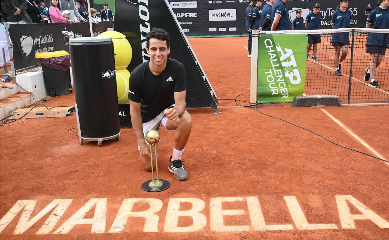 Jaume Munar, con el trofeo de campeón a pie de pista. 
