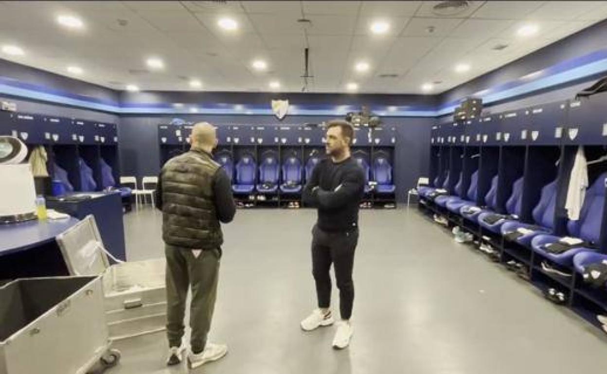 Manolo Gaspar y Guede, en la visita al vestuario del Málaga de la mañana de este domingo. 