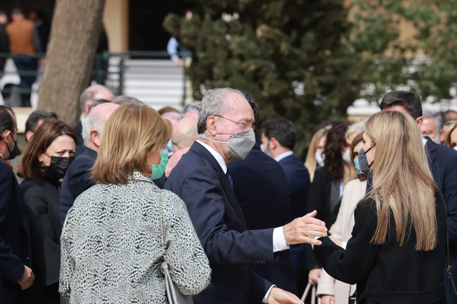 Autoridades, figuras del deportes y muchos amigos, acuden a la despedida del que fuera consejero de Educación y exentrenador de baloncesto