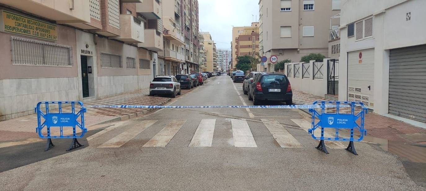 En Torre del Mar, el agua alcanzó el paseo marítimo y hubo que cortar varias calles al tráfico