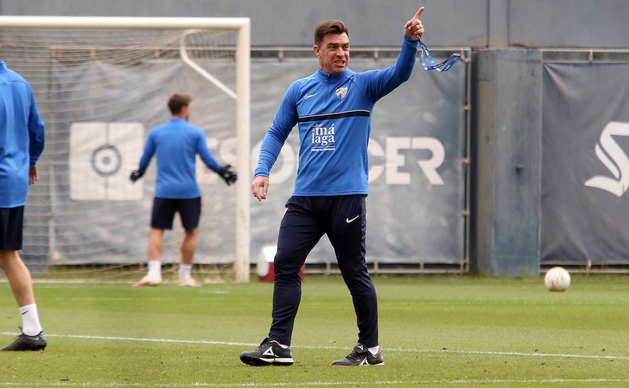 Pablo Guede dirige el entrenamiento del Málaga de este lunes. 