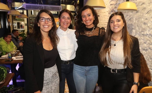 Imagen principal - En la primera foto, Vanesa Virgil, Angelilla Vergara, Angélica Molero y Rocío Virgil, en la inauguración de Comparte Gastrobar. En la segunda, Francisco Delgado, Félix Martín, Beatriz Vaca y Mari Carmen Banderas, en Comparte. En la última, Laura Rosillo, Reni Sandradewi, Julieta Galu e Iván Galu.