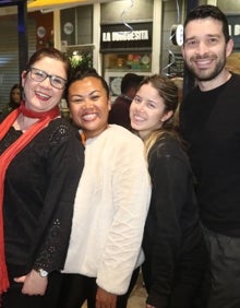 Imagen secundaria 2 - En la primera foto, Vanesa Virgil, Angelilla Vergara, Angélica Molero y Rocío Virgil, en la inauguración de Comparte Gastrobar. En la segunda, Francisco Delgado, Félix Martín, Beatriz Vaca y Mari Carmen Banderas, en Comparte. En la última, Laura Rosillo, Reni Sandradewi, Julieta Galu e Iván Galu.