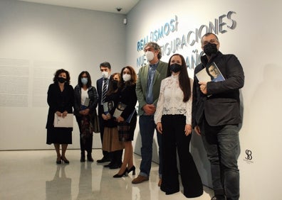 Imagen secundaria 1 - En la primera imagen, 'Totote', de Manolo Hugué. En la segunda, los comisarios, Bárbara García y Alberto Gil, junto a los responsables y patrocinadores del Museo Carmen Thyssen. Y en la última, la escultura 'La gitanilla', con la obra de Ramón Gaya 'Retrato de mi padre', al fondo.  