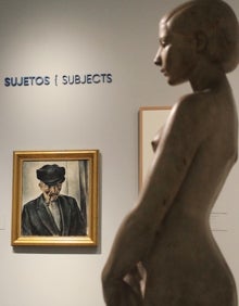 Imagen secundaria 2 - En la primera imagen, 'Totote', de Manolo Hugué. En la segunda, los comisarios, Bárbara García y Alberto Gil, junto a los responsables y patrocinadores del Museo Carmen Thyssen. Y en la última, la escultura 'La gitanilla', con la obra de Ramón Gaya 'Retrato de mi padre', al fondo.  