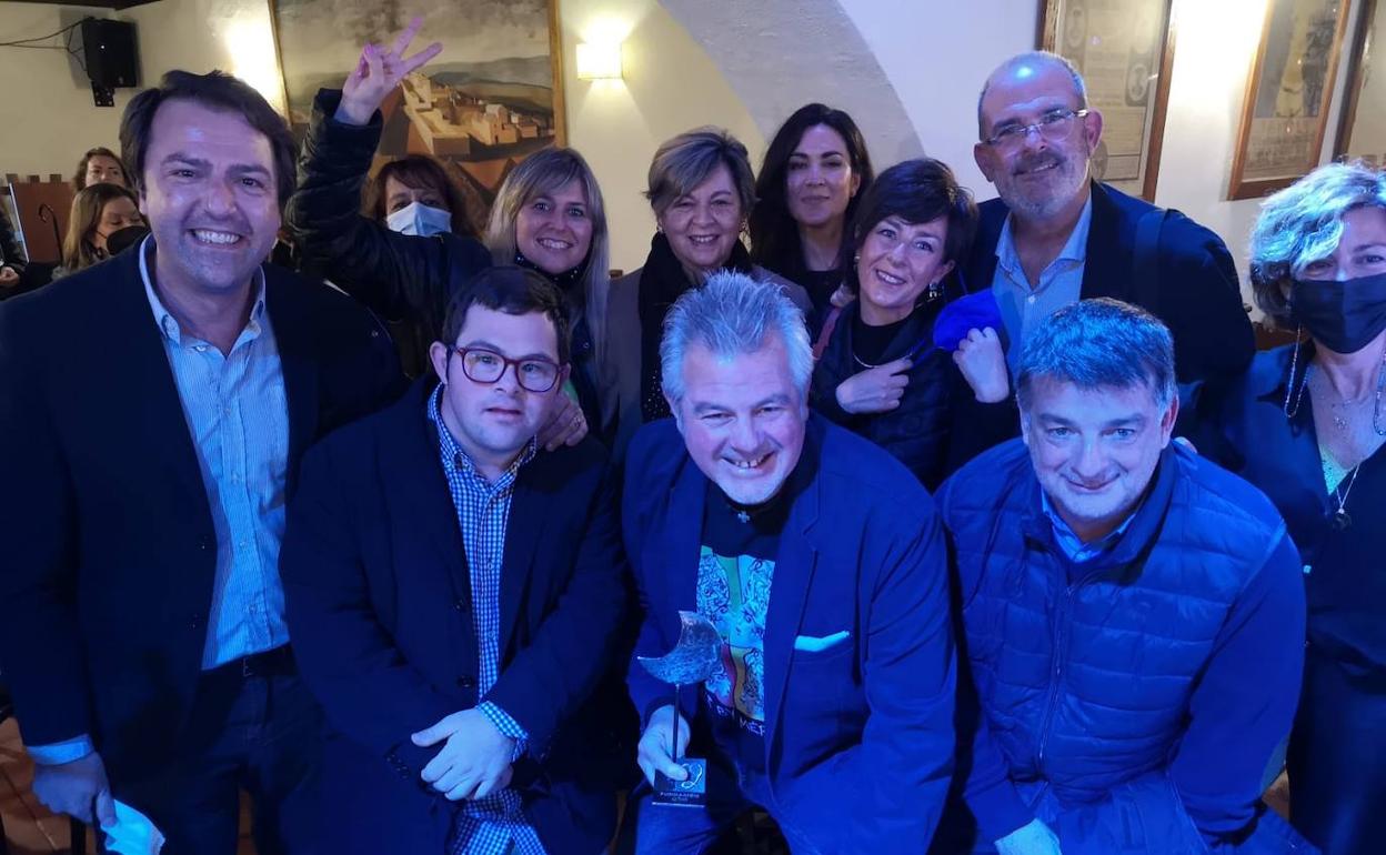 Andrés Mérida, en el centro, junto a amigos y familiares tras el encuentro de los Lunares de El Pimpi. 