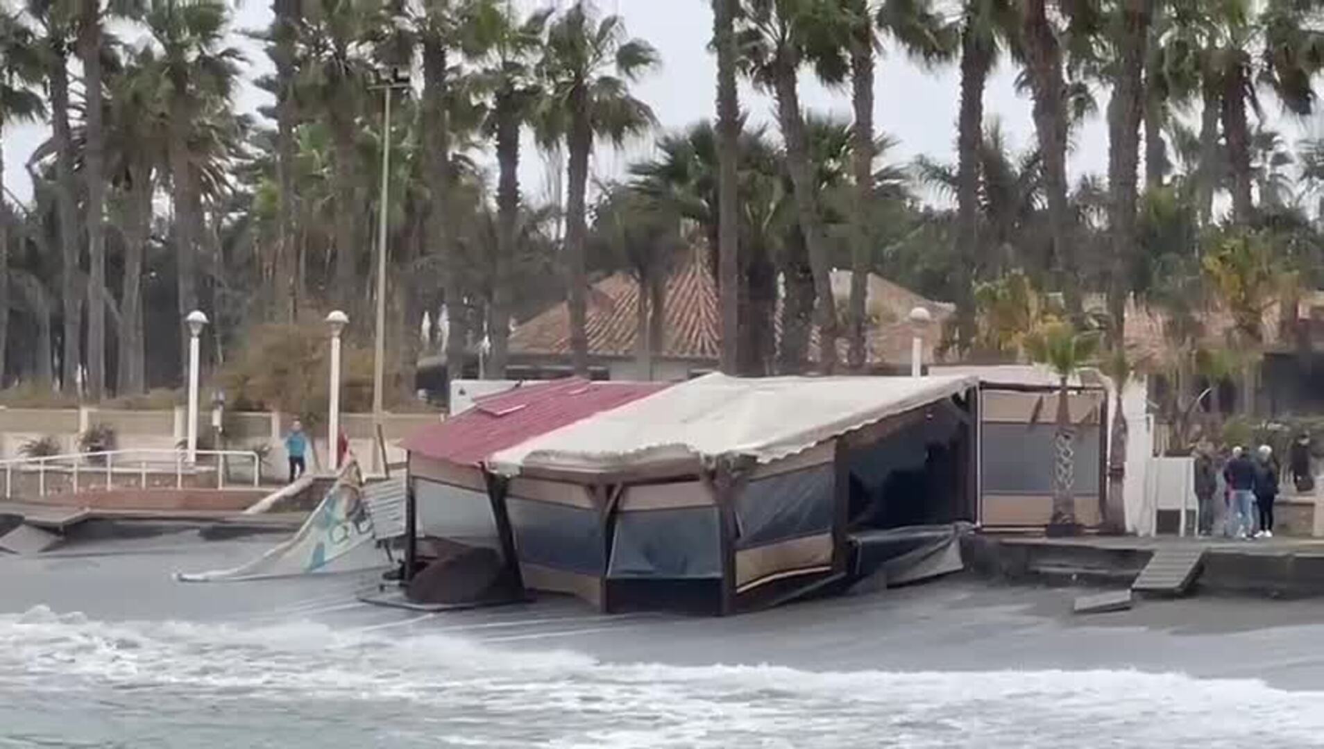 Temporal en Málaga: así ha afectado el oleaje a algunos de los chiringuintos de la Axarquía