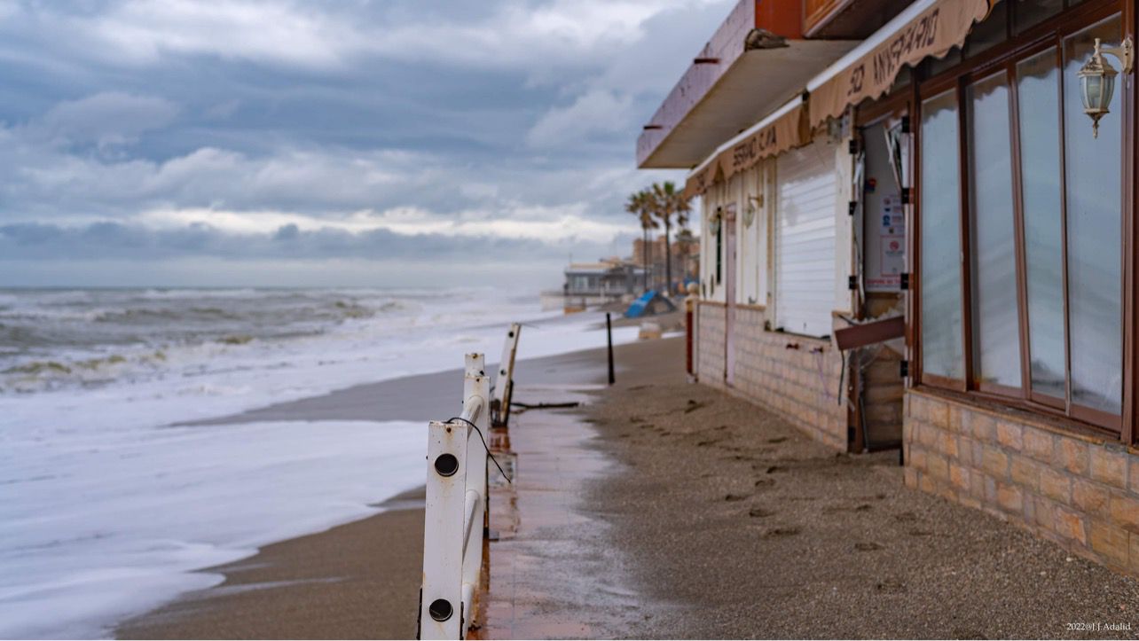 El fuerte oleaje agrava la pérdida de arena en numerosas playas del litoral de la provincia.