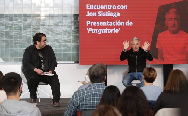 El periodista de SUR Alberto Gómez, durante el encuentro con Jon Sistiaga. 