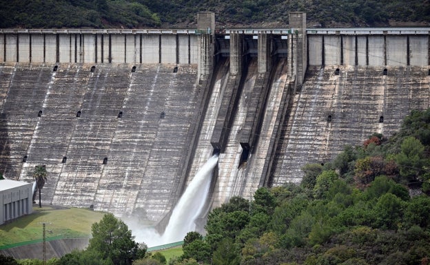 Desembalse en la presa de La Concepción. 