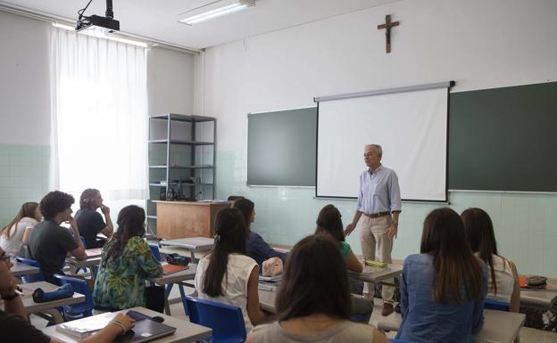 Un profesor, en el arranque de un curso de Bachillerato.