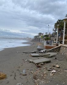 Imagen secundaria 2 - Arriba, playa La Torrecilla, y abajo a la izquierda, playa El Chucho, ambas en Nerja. Abajo, a la derecha, la Caleta de Vélez.