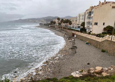 Imagen secundaria 1 - Arriba, playa La Torrecilla, y abajo a la izquierda, playa El Chucho, ambas en Nerja. Abajo, a la derecha, la Caleta de Vélez.