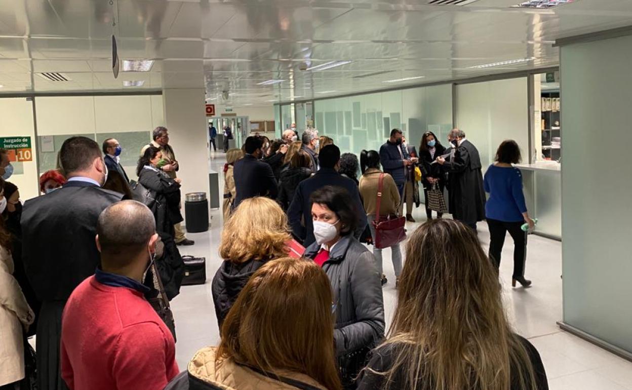 Abogados arropan al exdecano al ser notificado de la acusación que pesa sobre él por desobediencia
