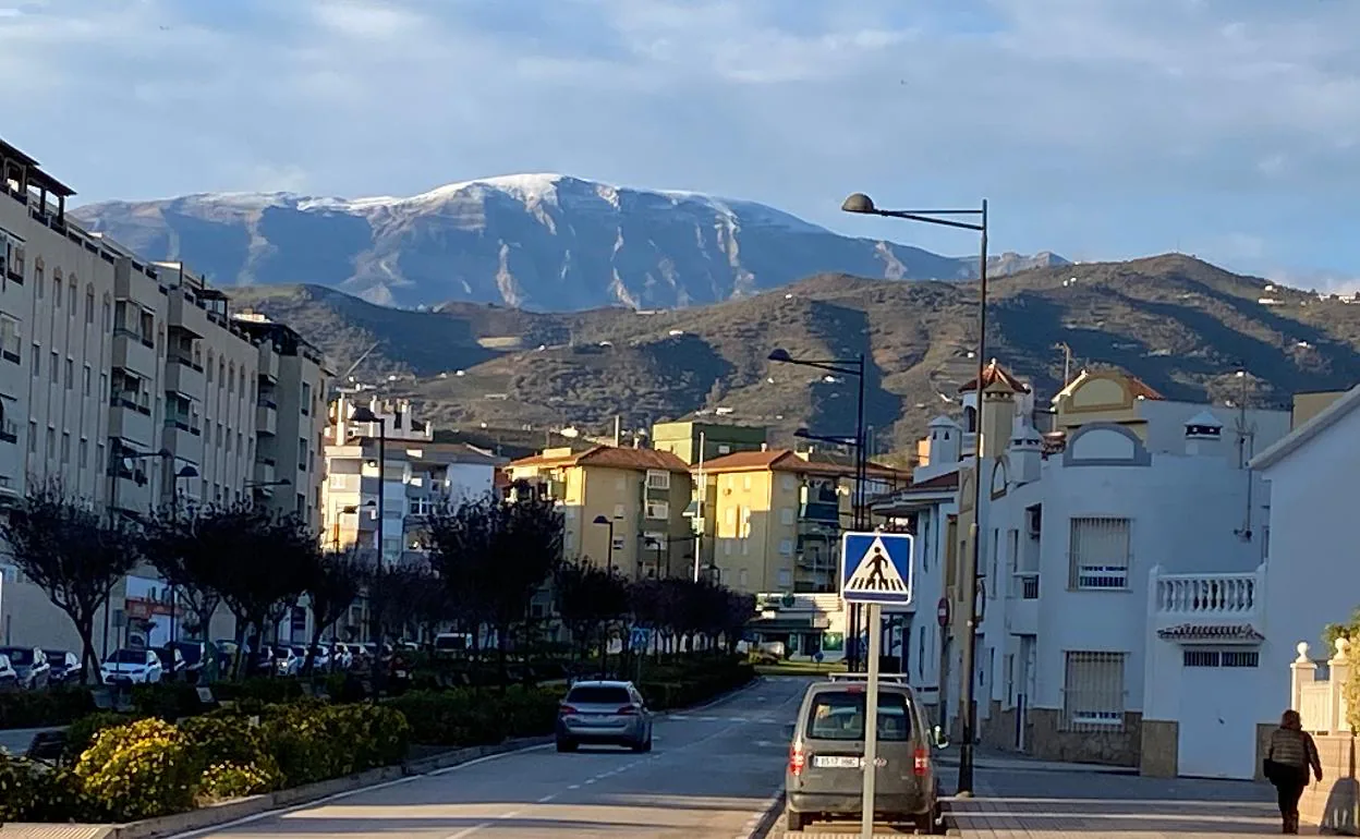 Imagen de La Maroma, este martes desde el Camino Viejo de Vélez. 