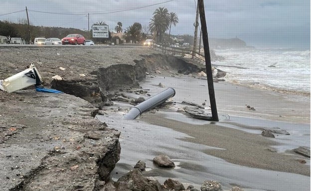 El temporal causa daños en la tubería de abastecimiento de agua potable que discurre por la costa de Vélez-Málaga