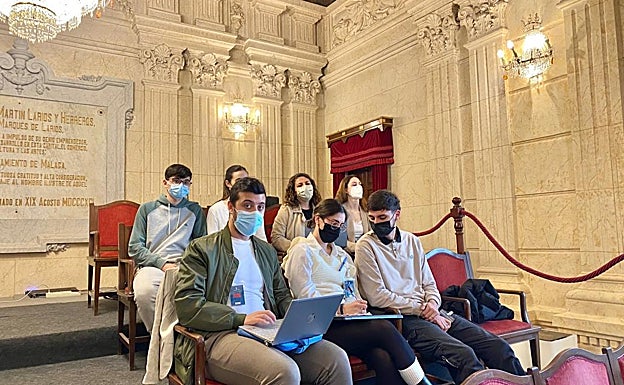 Alumnos de la Facultad de Periodismo, con su profesora Laura Teruel. 