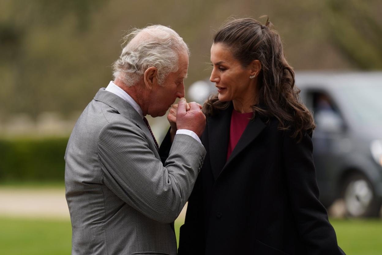 El príncipe de Gales besa ayer la mano de la Reina Letizia. e. p.