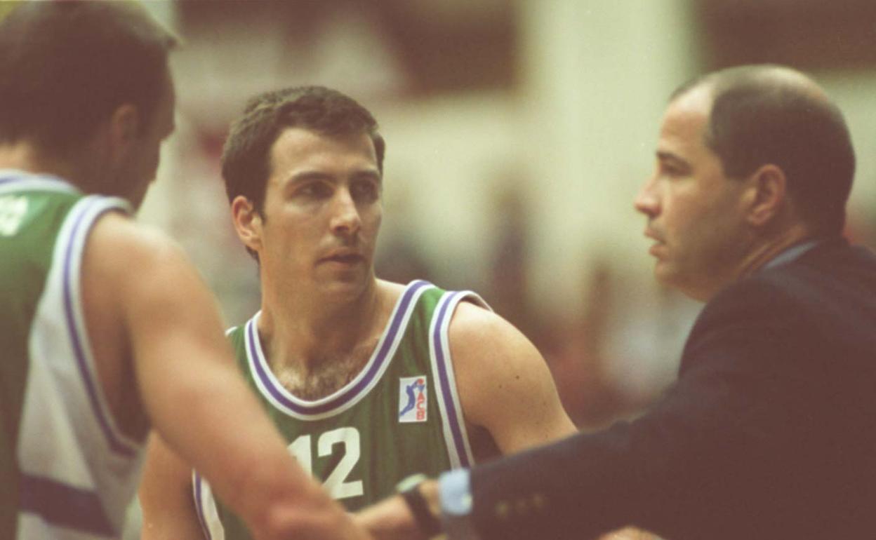 Javier Imbroda da instrucciones a Nacho Rodríguez durante un partido del Unicaja.