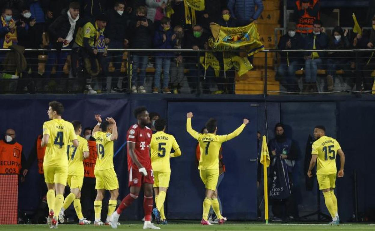 Danjuma (d) y sus compañeros celebran su gol al Bayern de Múnich.