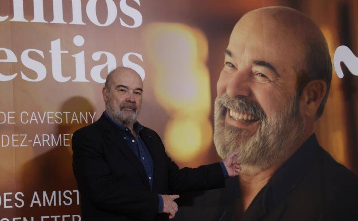 El actor Antonio Resines posa durante la presentación de la serie 'Sentimos las molestias' en el Teatro Real de Madrid.