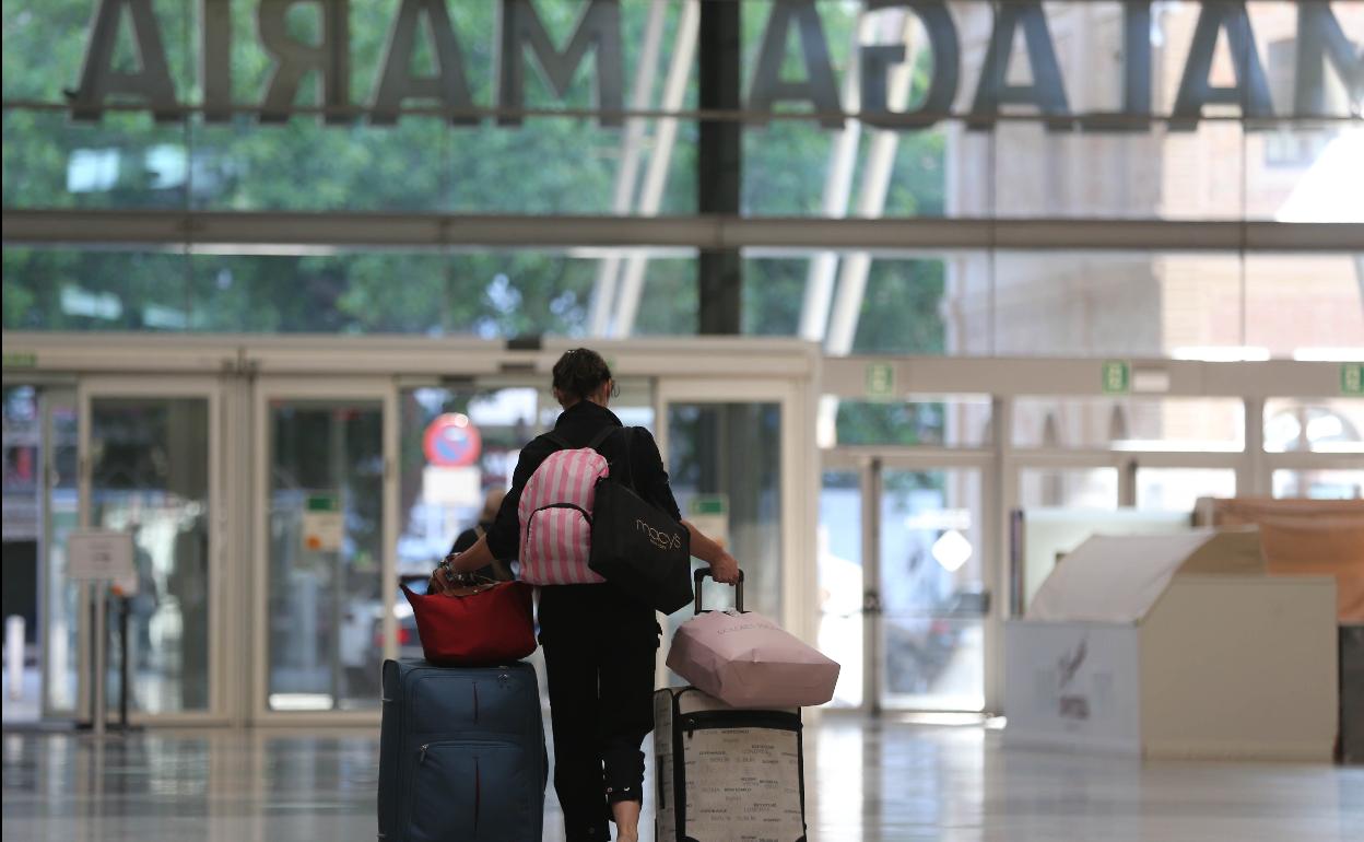 Una turista recién llegada a la estación María Zambrano. 