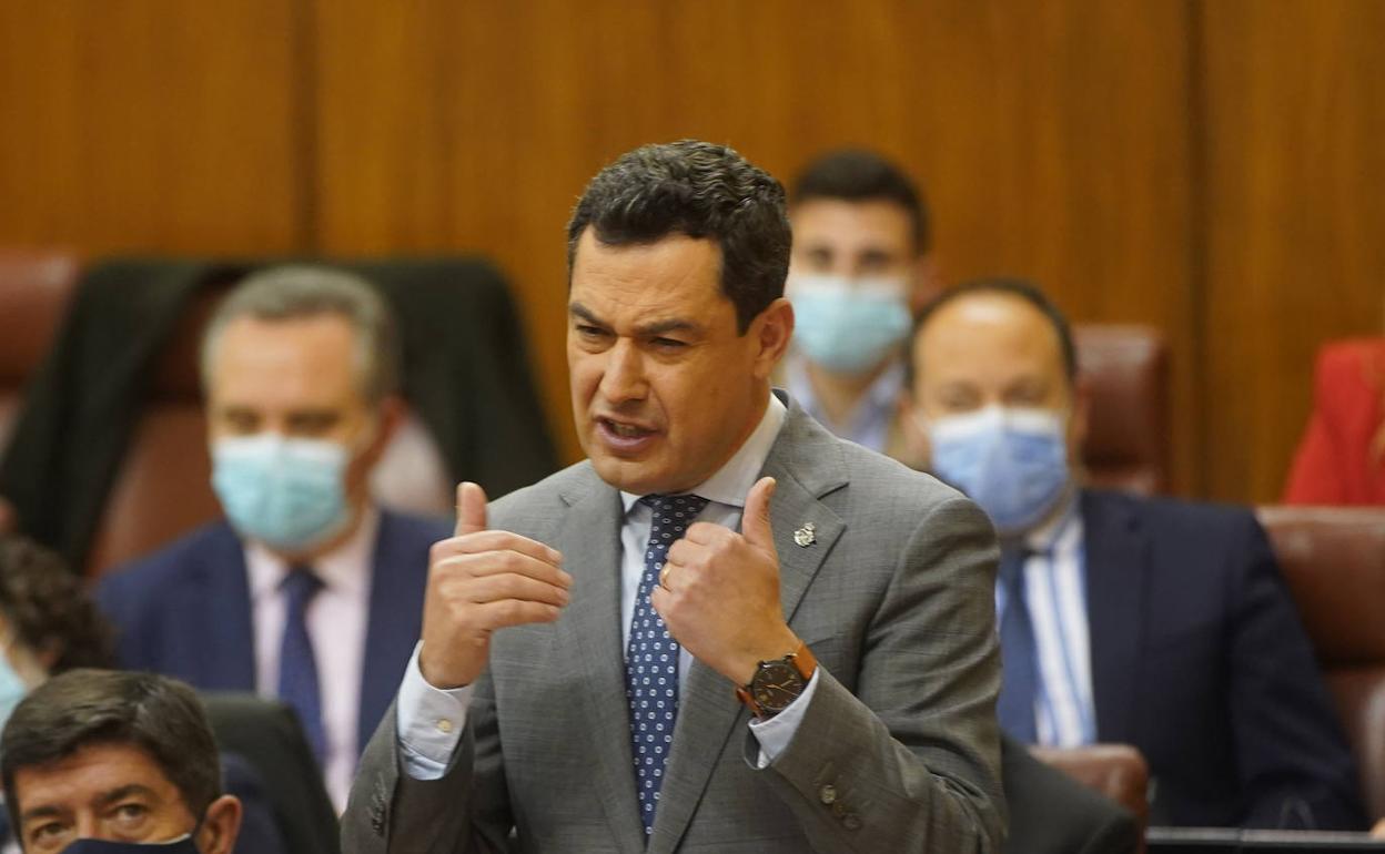 Juanma Moreno, en la sesión de control de este jueves. 