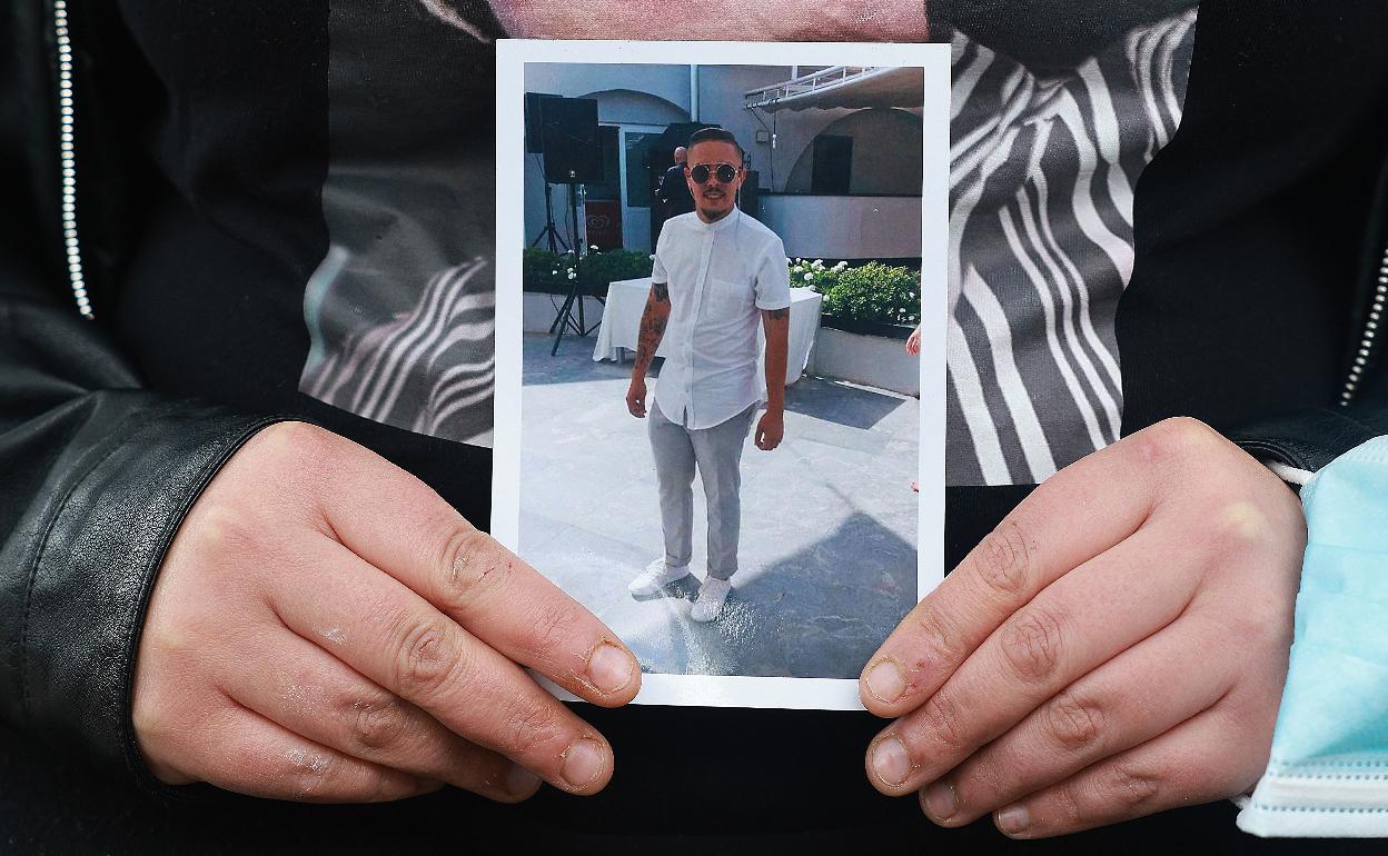 «No saber quién asesinó a mi hermano nos está matando en vida»